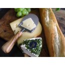 Olivenholz Käsehobel mit Griff  Küche Geschenk gedeckter Tisch
